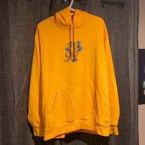 Yellow sweatshirt with embroidered tiger.